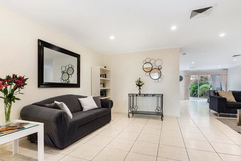 Adelaide Style Accommodation-Close To City-North Adelaide-3 Bdrm- FREE Parking - Port Augusta Accommodation 5