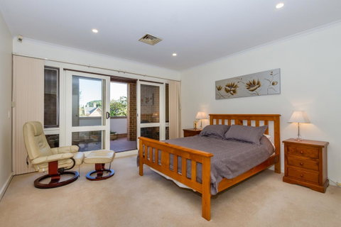 Adelaide Style Accommodation-Close To City-North Adelaide-3 Bdrm- FREE Parking - Port Augusta Accommodation 3