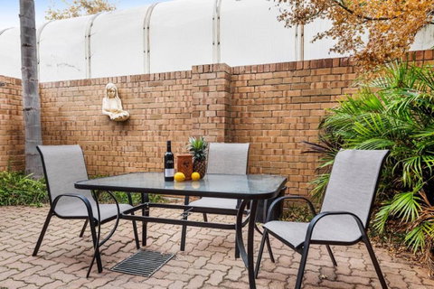 Adelaide Style Accommodation-Close To City-North Adelaide-3 Bdrm- FREE Parking - Port Augusta Accommodation 24