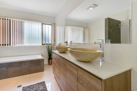 Adelaide Style Accommodation-Close To City-North Adelaide-3 Bdrm- FREE Parking - Port Augusta Accommodation 12