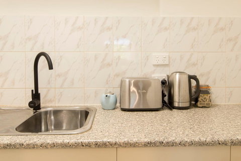 The Manor Basket Range - Port Augusta Accommodation 9