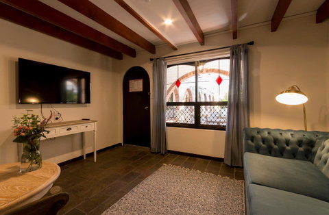 The Manor Basket Range - Port Augusta Accommodation 7