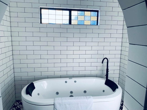 The Manor Basket Range - Port Augusta Accommodation 11