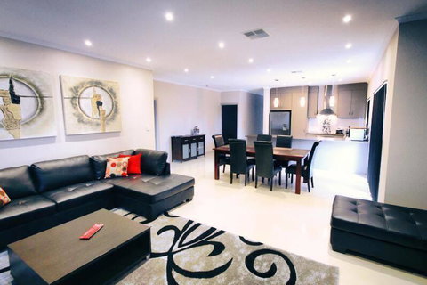 Casavino Luxury Villa - Port Augusta Accommodation 3