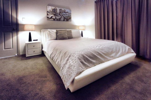 Casavino Luxury Villa - Port Augusta Accommodation 5