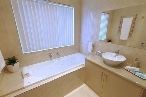 Casavino Luxury Villa - Port Augusta Accommodation 26