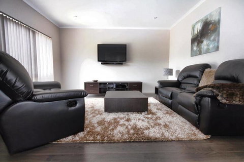 Casavino Luxury Villa - Port Augusta Accommodation 18