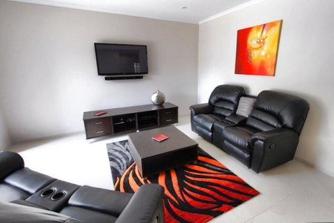 Casavino Luxury Villa - Port Augusta Accommodation 24