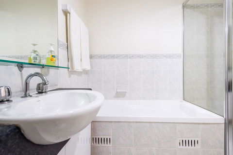 Executive 3 Bedroom Apartment + Internet + Parking - Port Augusta Accommodation 18