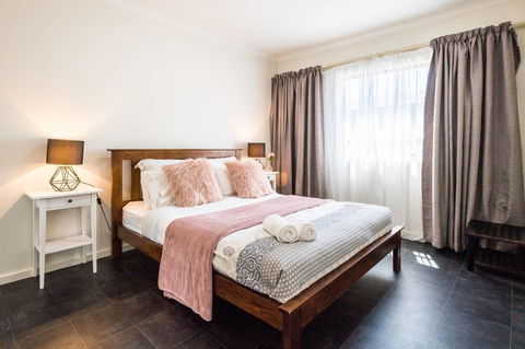 Executive 3 Bedroom Apartment + Internet + Parking - Port Augusta Accommodation 9
