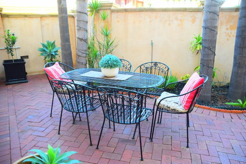 Grand Bluestone Mansion - Port Augusta Accommodation 17