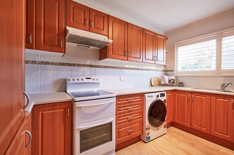 Bright And Spacious Family Home With Leafy Deck - Port Augusta Accommodation 17