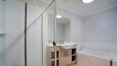 Jindabyne Executive - Port Augusta Accommodation 7