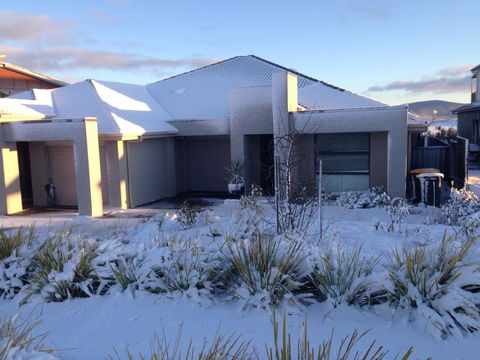 Jindabyne Executive - Port Augusta Accommodation 0