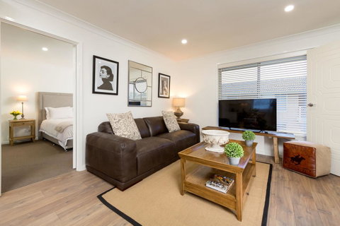 Sleeping In Style - Central & Sophisticated - Port Augusta Accommodation 0