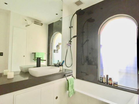 3 Storey Home Close Walk To Fox Studios SCG & City - Port Augusta Accommodation 5