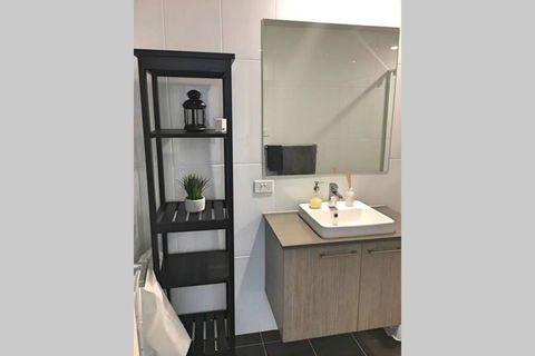 Bright, Modern, Stylish - Top Floor Apt - Woden - Port Augusta Accommodation 1