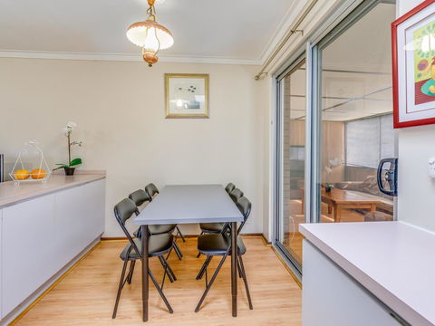 Bright, Neat & Convenient House - Port Augusta Accommodation 2