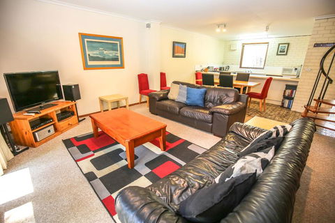 Cedar Holiday Units - Apartment 1 - Port Augusta Accommodation 1