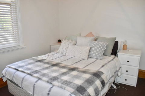 Charming Terrace House On Tree Lined Street - Port Augusta Accommodation 2