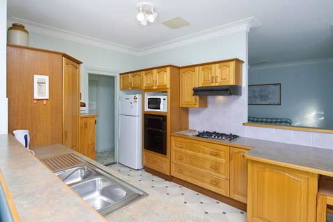 Cook St 4 - Salamander Bay - Port Augusta Accommodation 3