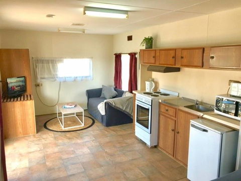 Cute Private Studio Flat With AIRCON! - Port Augusta Accommodation 3