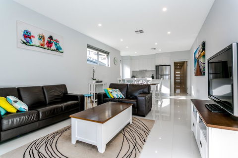 Ella House Adelaide - Port Augusta Accommodation 0