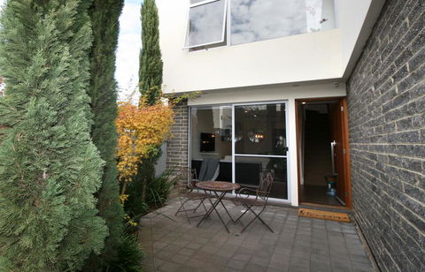 EROS City Fringe - Wifi, Wine, Netflix, Pets OK And Park Views! - Port Augusta Accommodation 3