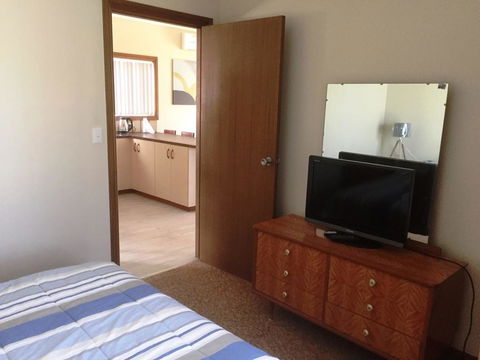 Flat 2, 42 McMillan Rd - Port Augusta Accommodation 1