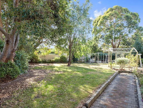 GUMS & ROSES - Family Home In The Heart Of Town. - Port Augusta Accommodation 2