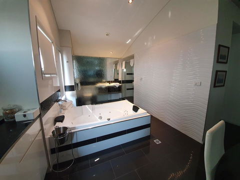 Hangar House Mudgee - Port Augusta Accommodation 3