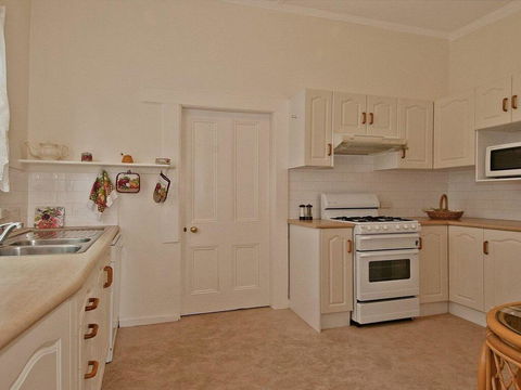 Hollyoak Cottage - Delightful, Ducks And Doileys! - Port Augusta Accommodation 1