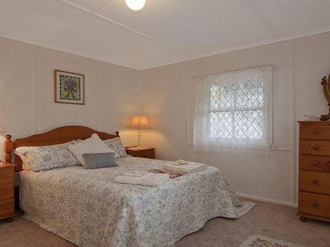 Hollyoak Cottage - Delightful, Ducks And Doileys! - Port Augusta Accommodation 3