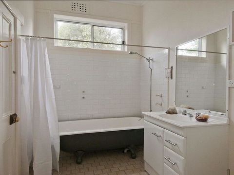 Hollyoak Cottage - Delightful, Ducks And Doileys! - Port Augusta Accommodation 2