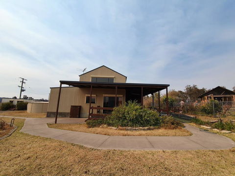 Kelman Cottage - Tucked Away With Pool + Native Wildlife - Port Augusta Accommodation 2