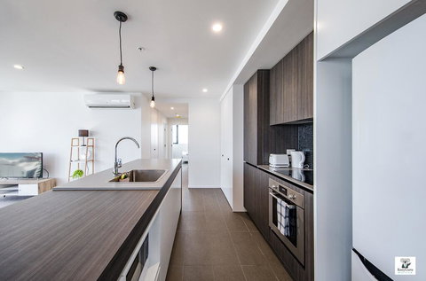 KOZYGURU BROADBEACH AMAZING VIEW 2 BED APT + FREE PARKING WALK TO BEACH QBR004 - Port Augusta Accommodation 3