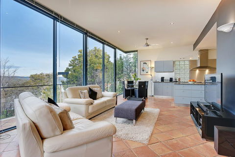 Kylakin - Derwent River, Waterfront Views, Tennis Court, Foxtel - Port Augusta Accommodation 1