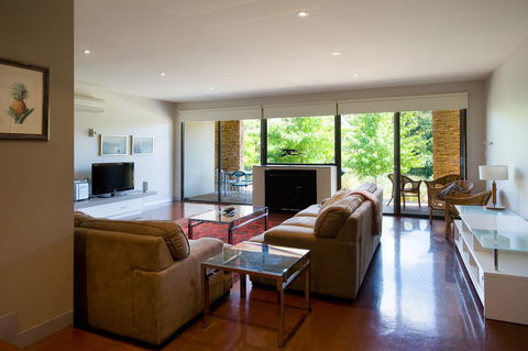 Lake Daylesford Lodge 4 - Port Augusta Accommodation 2
