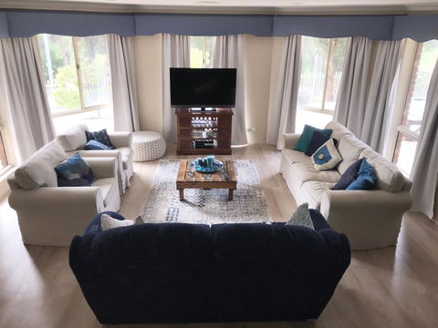 Large Family Home - Port Augusta Accommodation 0