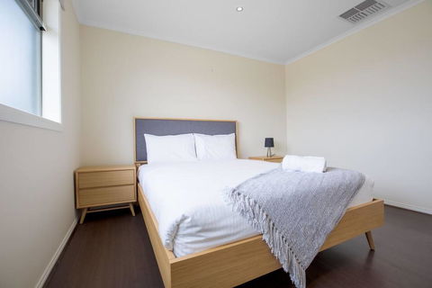 Magnificent Lux Stay@Mont Albert 4BR/WIFI/Garage - Port Augusta Accommodation 2