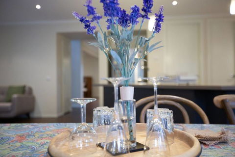 Magnificent Lux Stay@Mont Albert 4BR/WIFI/Garage - Port Augusta Accommodation 1