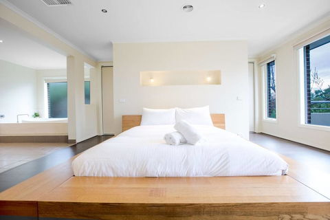 Magnificent Lux Stay@Mont Albert 4BR/WIFI/Garage - Port Augusta Accommodation 0