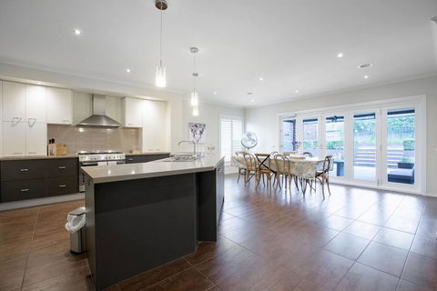 Magnificent Lux Stay@Mont Albert 4BR/WIFI/Garage - Port Augusta Accommodation 3