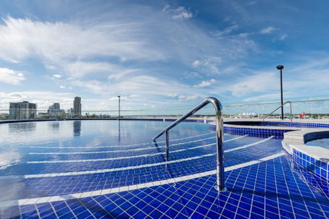 Meriton Suites Southport - Port Augusta Accommodation 2