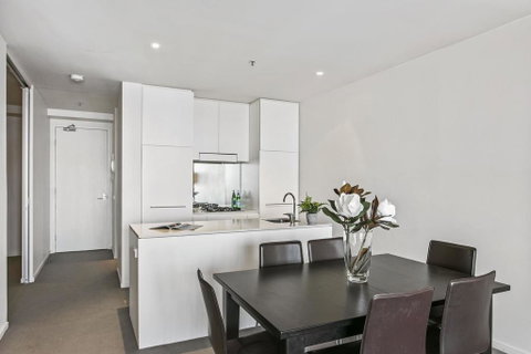 Modern Two Bedroom Apartment In Melbourne CBD - Port Augusta Accommodation 2