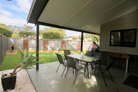 Starboard Drift - Captain & Crew - In Town Entire House For 8 - Port Augusta Accommodation 3