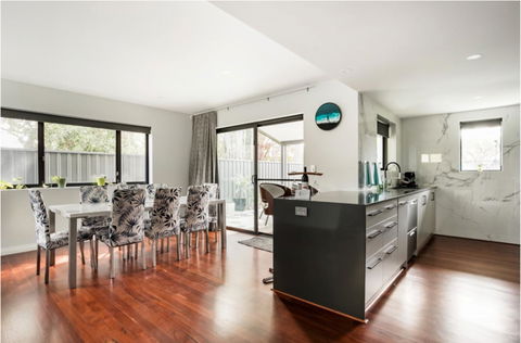 Starboard Drift - Captain & Crew - In Town Entire House For 8 - Port Augusta Accommodation 2