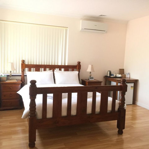 The Royal Dolphin Bed & Breakfast Safety Bay - Port Augusta Accommodation 4