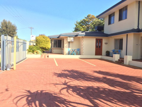 The Royal Dolphin Bed & Breakfast Safety Bay - Port Augusta Accommodation 7