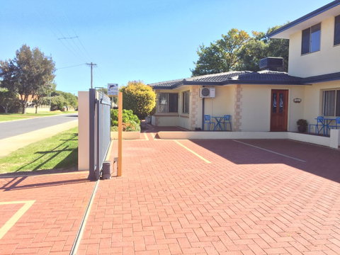 The Royal Dolphin Bed & Breakfast Safety Bay - Port Augusta Accommodation 0